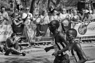 爱游戏登录入口-非洲锦标赛中，南非队奋勇拼搏，冲击历史第一高光，南非洲杯小组赛